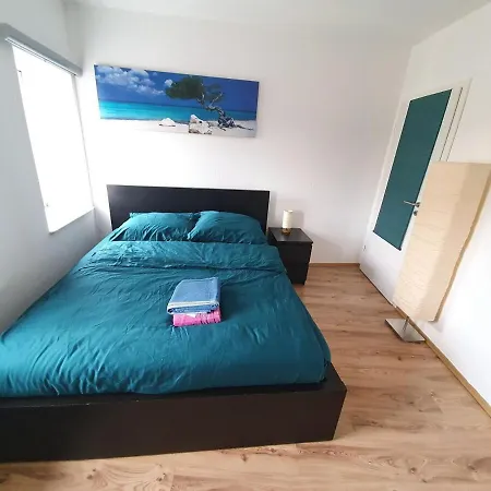 The Peacocks' Castle 5 Min To Center Apartment